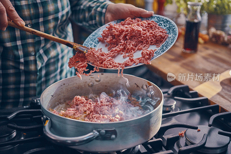 准备自制肉酱面