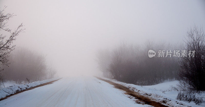 冬天的乡间小路上有冰雾