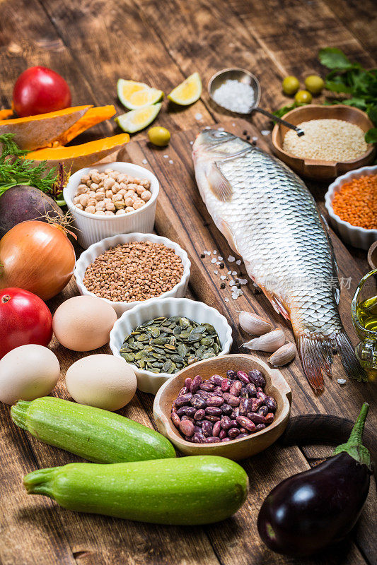 健康的食材烹饪概念饮食新鲜生鱼与蔬菜和谷物
