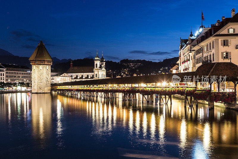 瑞士卢塞恩著名的教堂桥及其塔