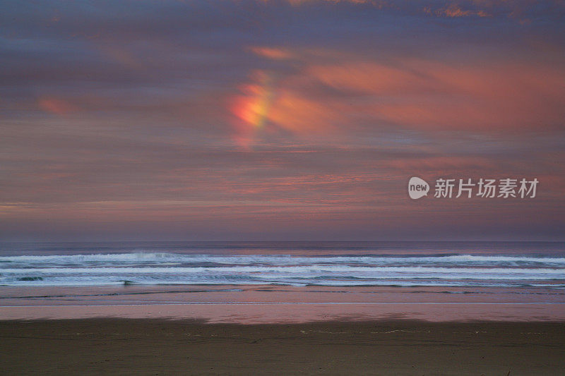 云的类型-黎明的海滩和不寻常的彩虹