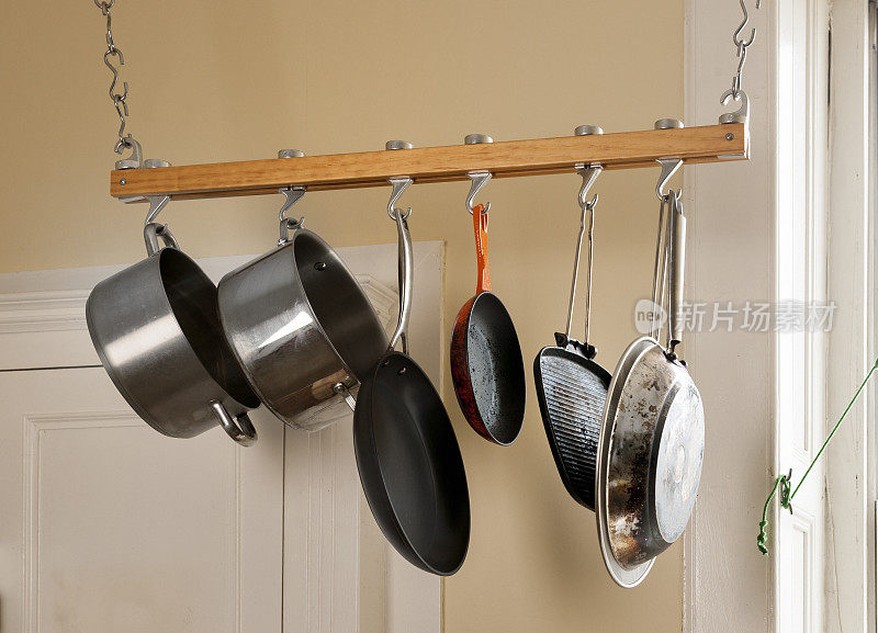 锅和锅挂在厨房的架子上