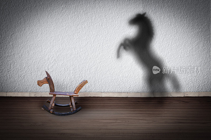 潜在潜力的概念。玩具马在房间里，它的影子投射在墙上。
