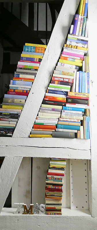 斜木梁之间的书架