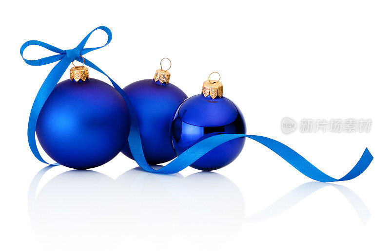 三个蓝色的圣诞装饰物孤立在白色的背景上