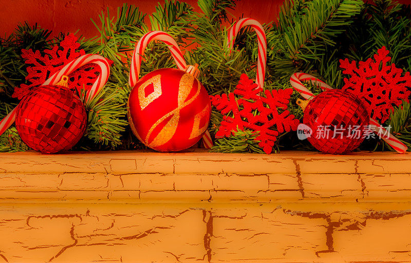 有花环、红色装饰品和糖果拐杖的圣诞壁炉(P)