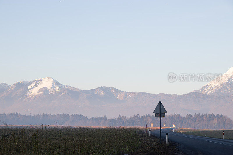 空路朝山，有路标