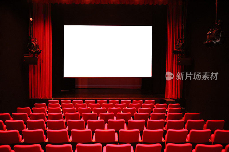 有红色座位和黑屏的电影院