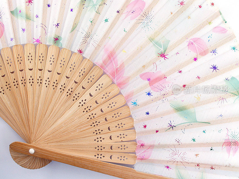 中国或日本风格的折扇，用竹子和织物制成，上面画有五颜六色的叶子图案