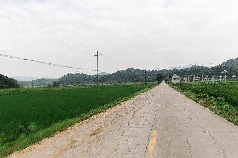 阳光灿烂的日子里的混凝土乡村公路