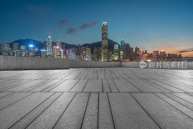 空砖地板与城市天际线背景，香港