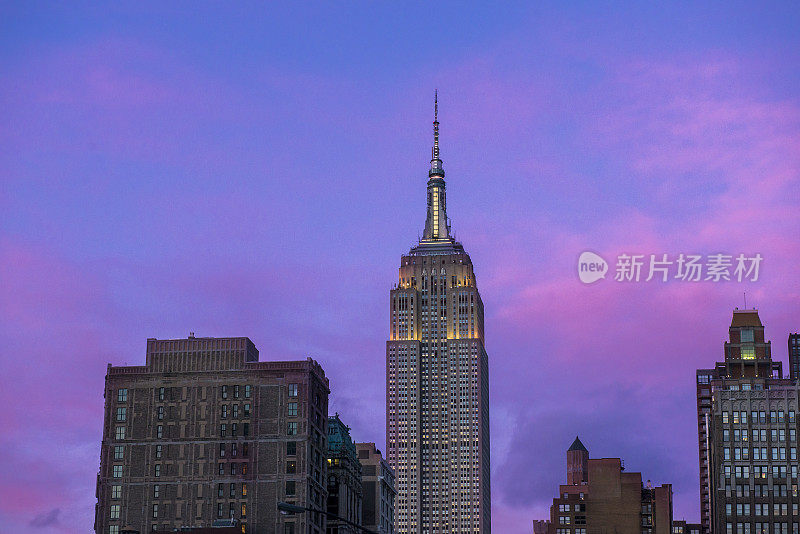 日落时分，帝国大厦穿过纽约曼哈顿中城的一条街道