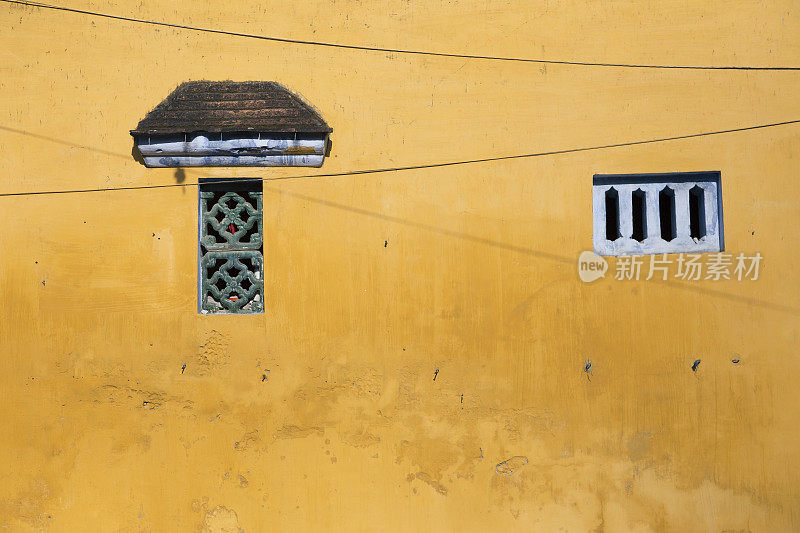 黄色的墙和小窗户