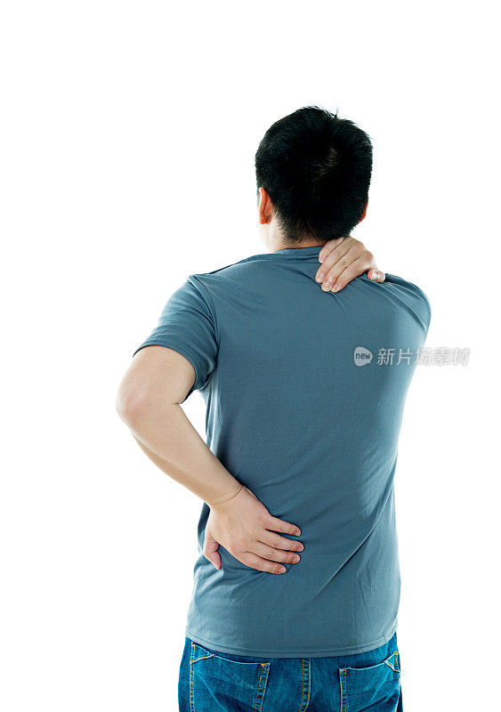 一个背部和颈部疼痛的亚洲年轻人