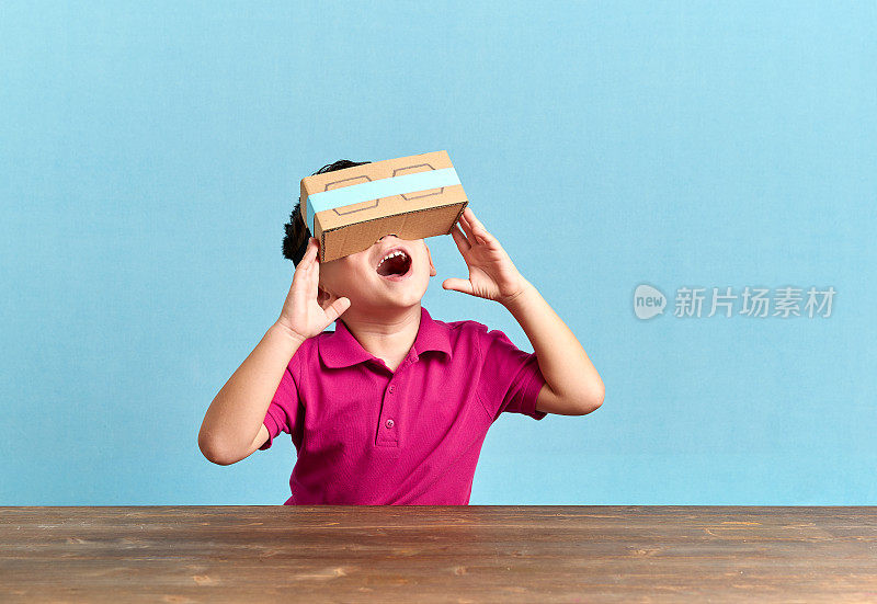 孩子正在发现虚拟现实眼镜