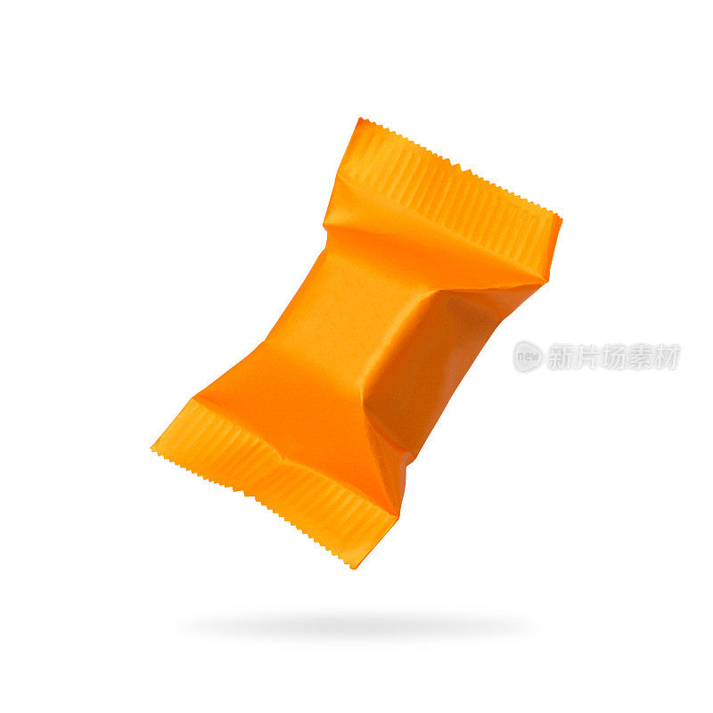 糖果包装孤立在白色背景。橙色太妃糖产品为您设计。剪辑路径对象。