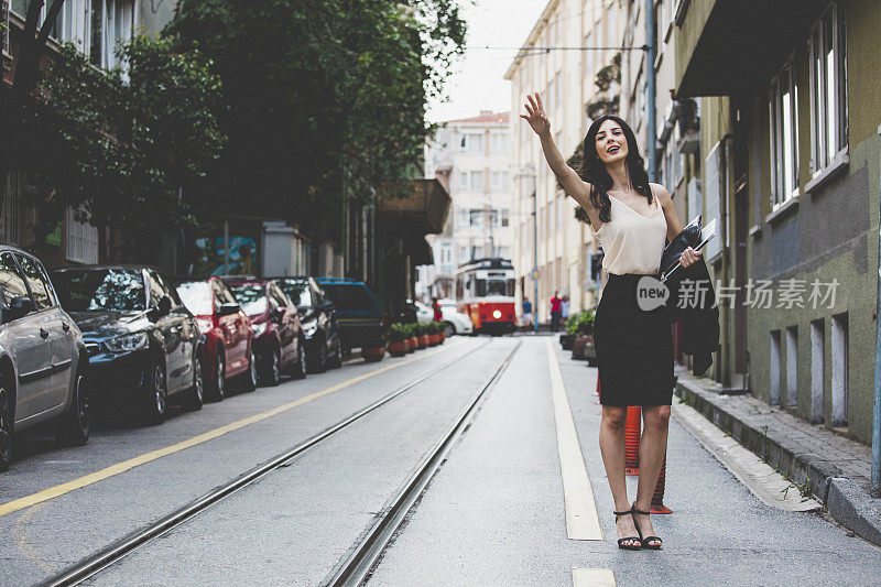 女商人在城市里叫出租车