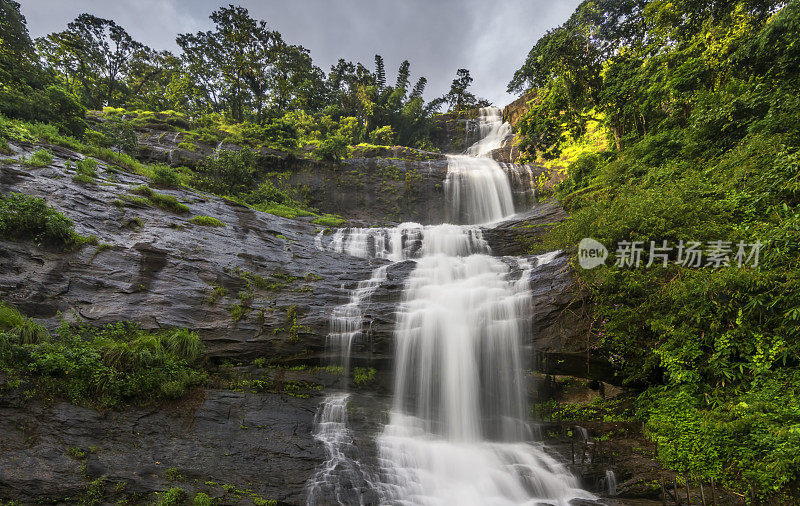 阿图卡德瀑布在喀拉拉邦，印度