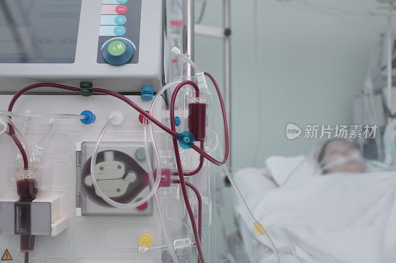 在一家现代化的医院里，用高科技设备挽救病人的生命