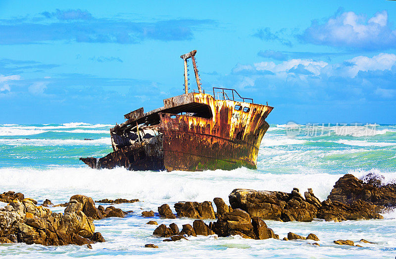 海难搁浅在海里