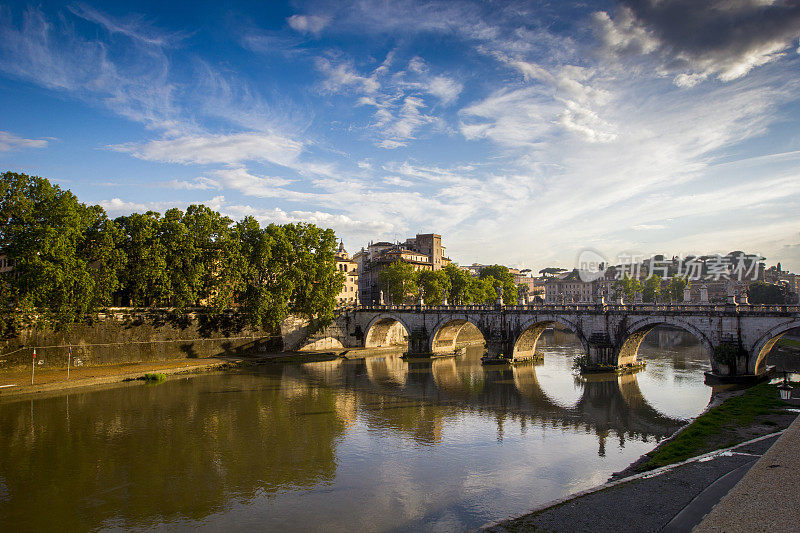 罗马和台伯河的景色。美丽的欧洲河大桥。意大利