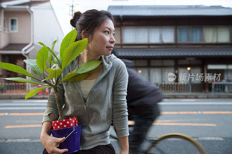 女人带着植物