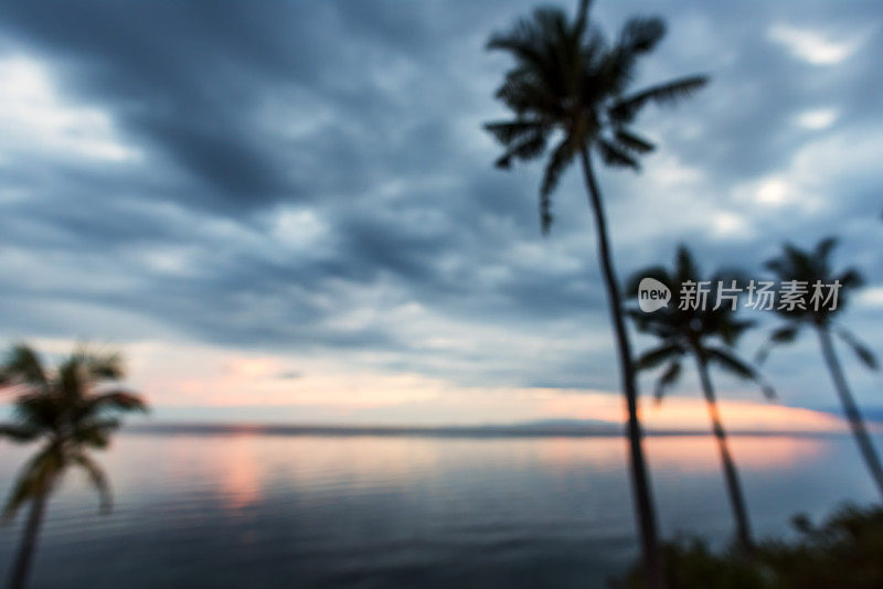 热带海洋与戏剧性的天空抽象背景