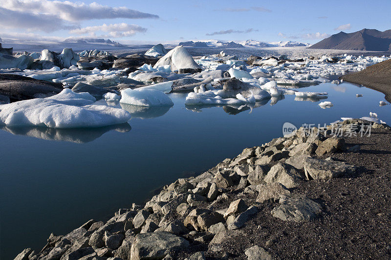 冰山在冰岛南部海岸的Jokulsarlon冰川泻湖中缓慢融化。