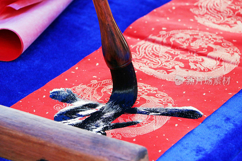 中国的传统习俗:写春联。