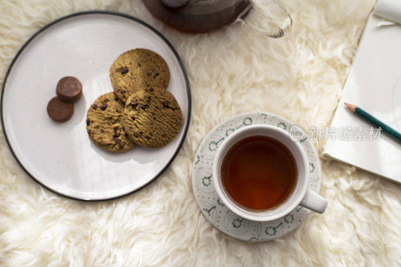 下午茶:红茶、饼干和巧克力