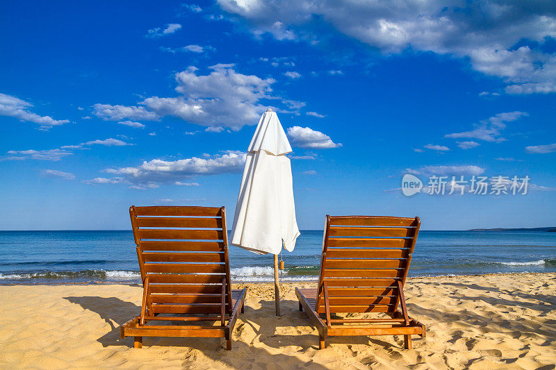 海岸景观-沙滩上的遮阳伞和躺椅