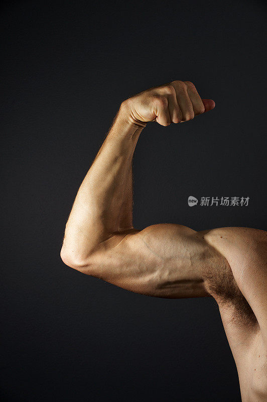 男性肌肉发达的肱二头肌