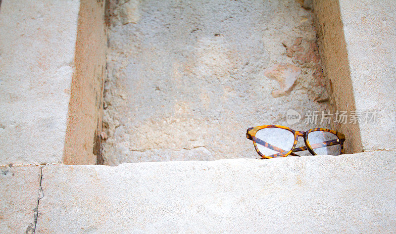 玳瑁眼镜“丢”在石头壁龛里