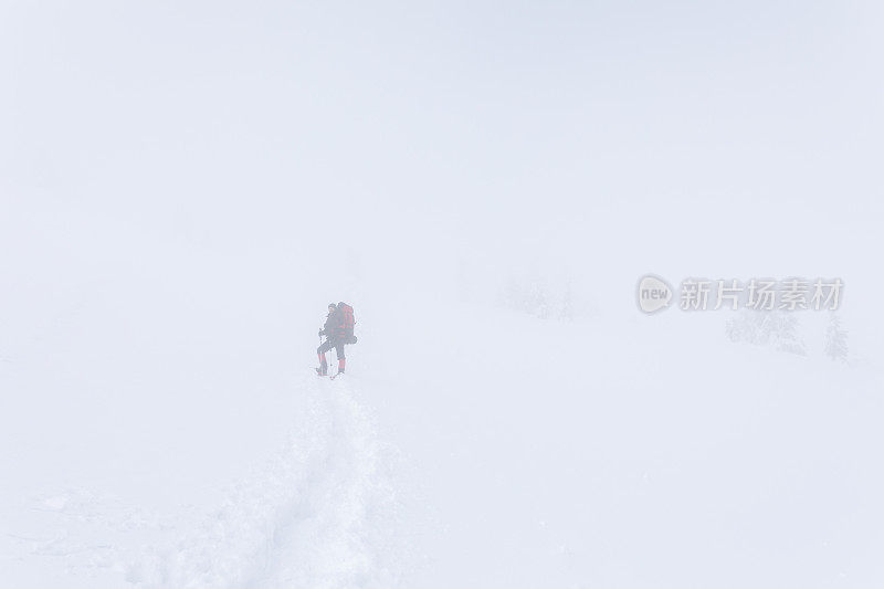 在冰雪覆盖的喀尔巴阡徒步旅行