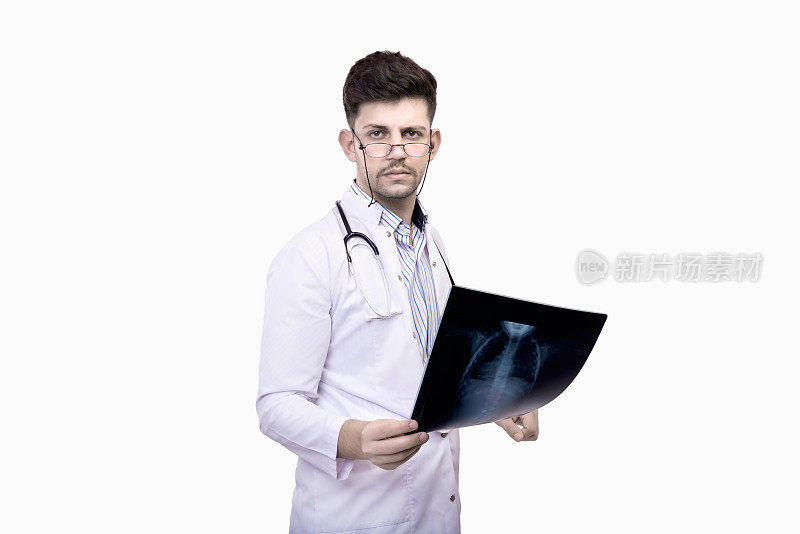 男医生的肖像，拿着x光检查结果文件在白色背景上看着相机