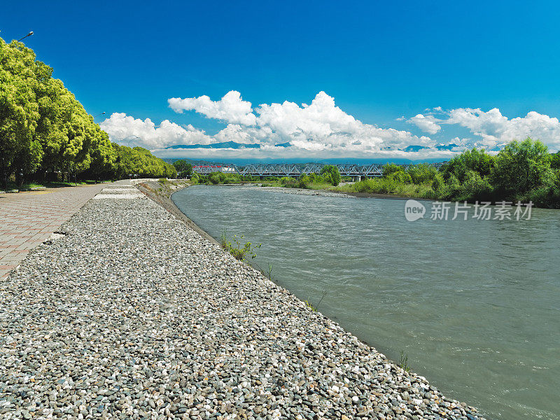 山河堤岸