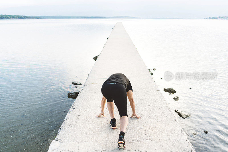 一个年轻人在海边的路上奔跑