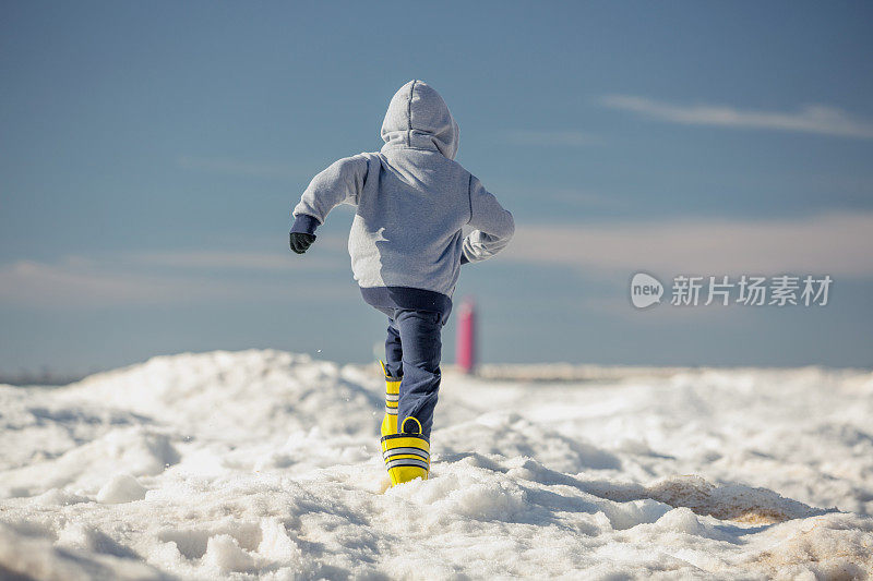 儿童探索冰冻的密歇根湖