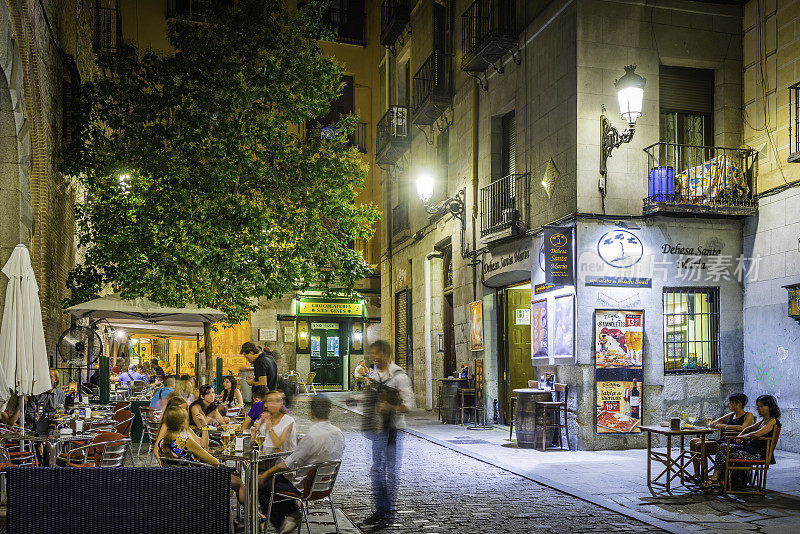 马德里人放松的户外餐厅，温暖的夜晚，西班牙咖啡馆