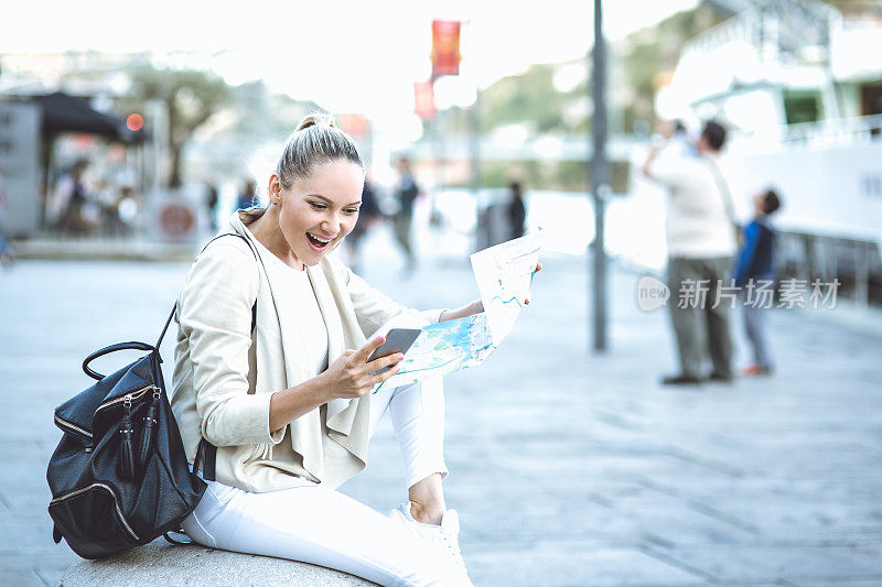 美丽的年轻女子在现实生活中旅行和使用地图