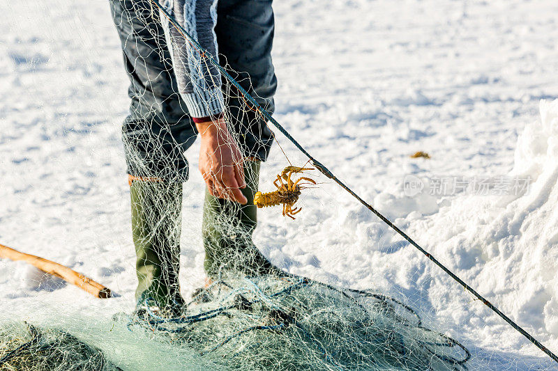 渔夫和小龙虾在冰冻的湖面上