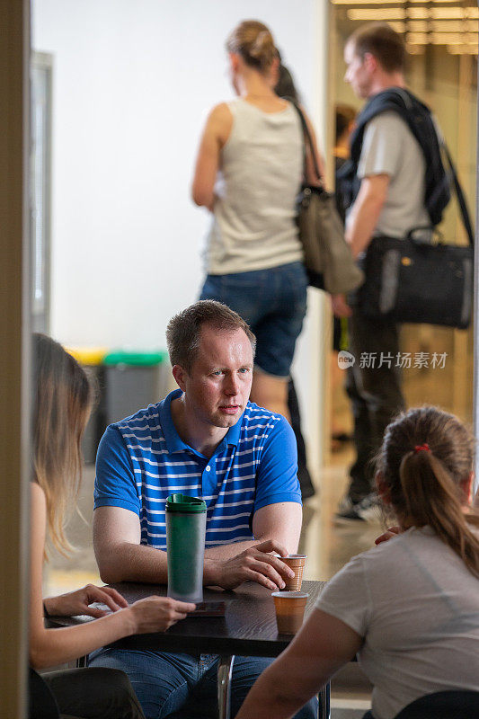 成人学生在课堂上休息