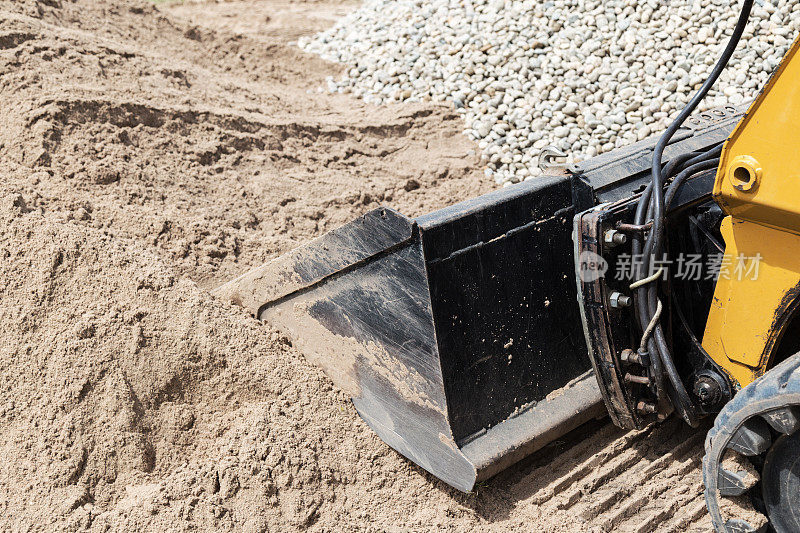 土堆化粪池系统安装-沙子和岩石