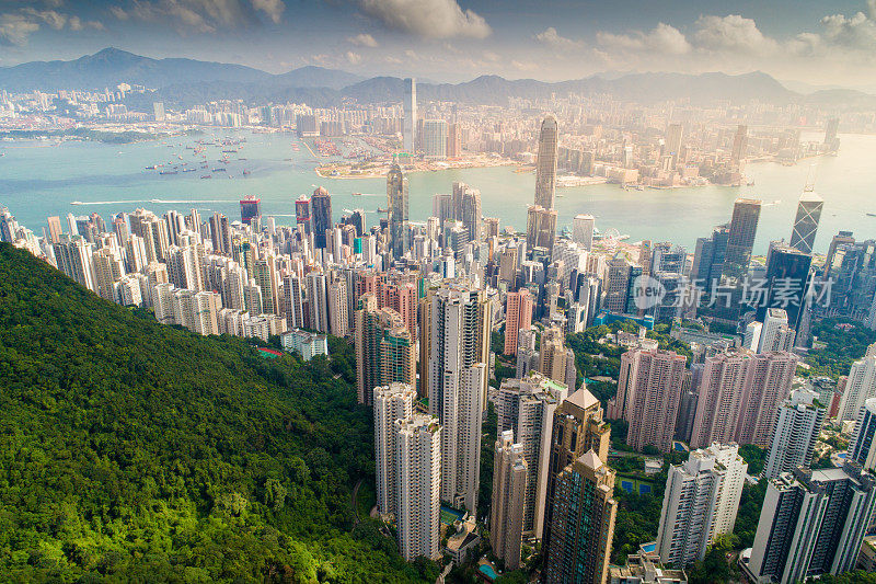 鸟瞰图的香港城市天际线和维多利亚港日落在中国