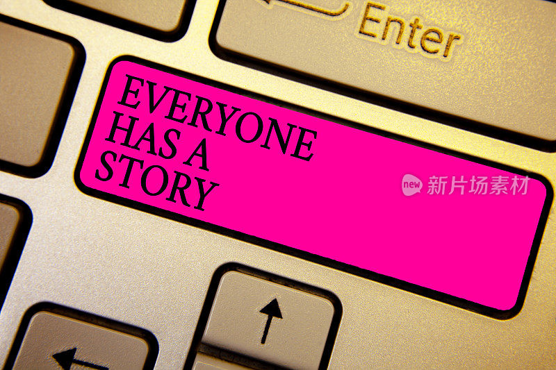 每个人都有一个故事。概念含义背景讲故事讲你的记忆故事水晶橙电脑键盘粉红色按钮写文字输入字。
