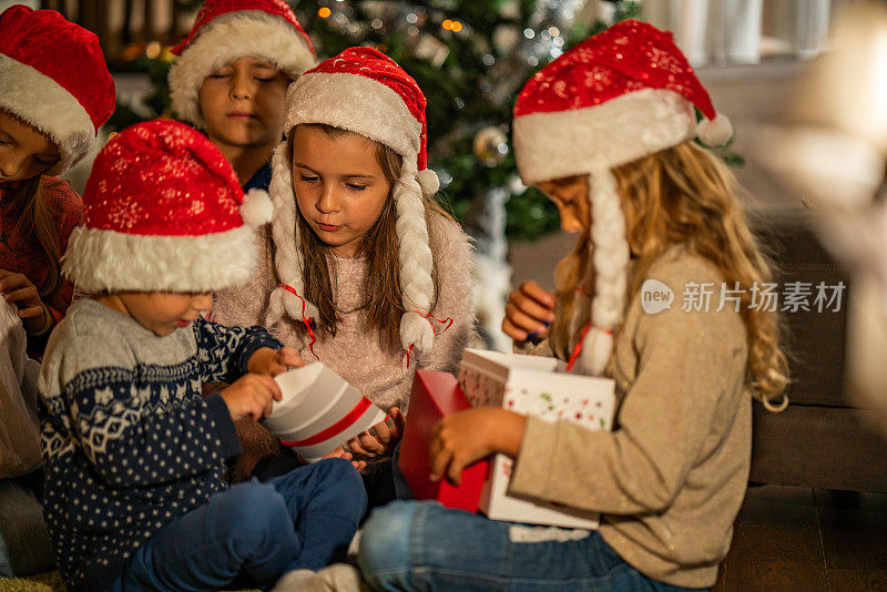 一群孩子在圣诞前夜尽情地打开礼物
