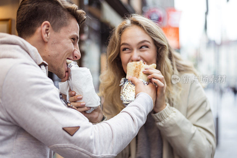 年轻夫妇在吃快餐