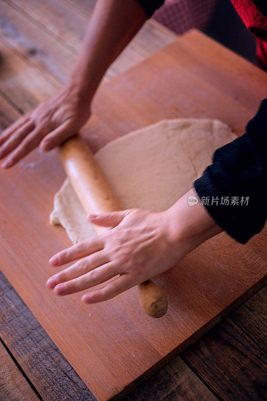 感恩节用餐，制作南瓜派，用擀面杖擀面