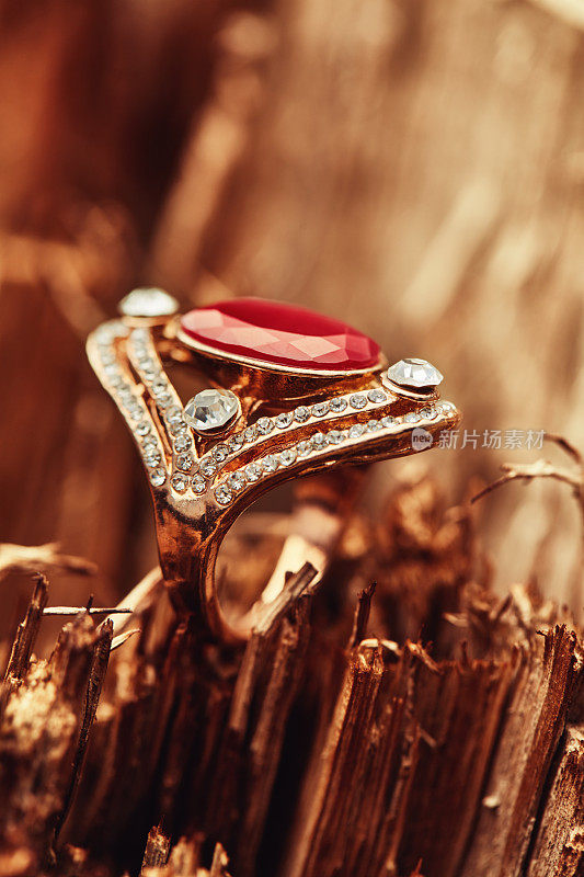 红宝石和钻石的珠宝戒指