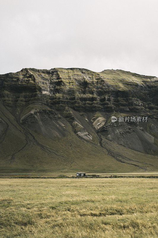 冰岛山附近小屋的风景